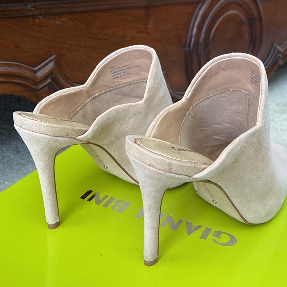 Cute Gianni Bini suede nude pointy toe mule stilettos, 6.5M - Picture 12 of 14